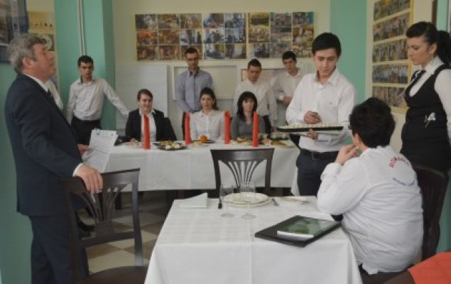 17 ospătari din Constanţa, calificaţi de Fundaţia Nejloveanu